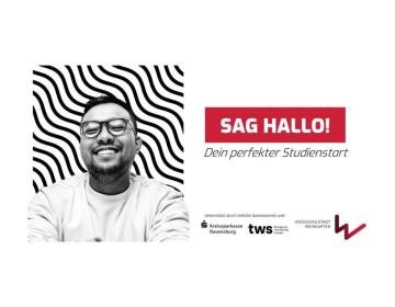 Ersti-Kampagne Ein Student mit markanter, schwarzer Brille lacht fröhlich in die Kamera