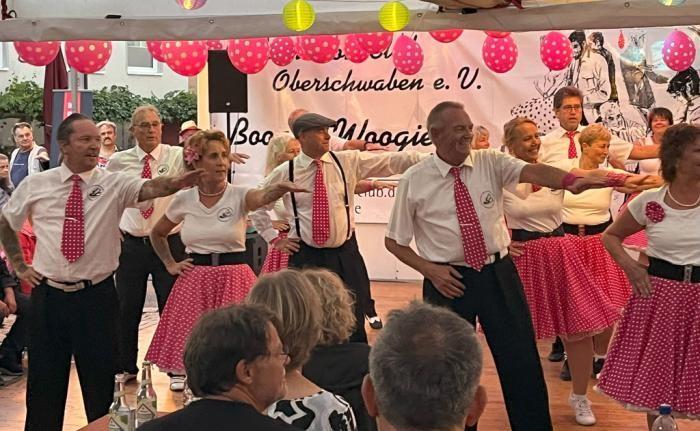 Rock'n'Roll-Tänzer auf einer Bühne