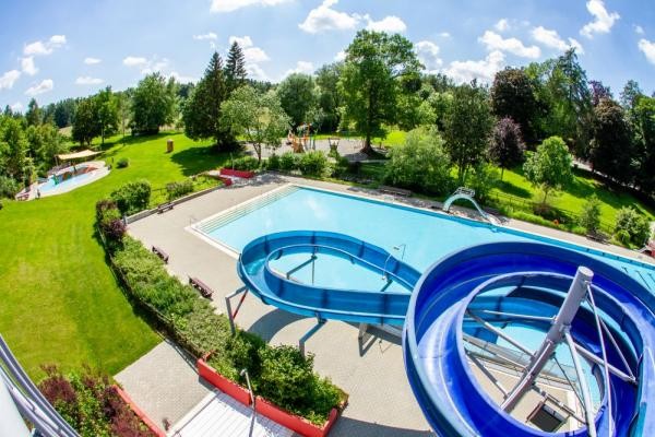 Blick auf das Freibad von der Rutsche aus