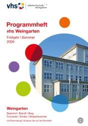 vhs Programm Sommer 2026 Titelbild des Programm-Heftes vom Sommer 2026 mit einem Foto von einem Gebäude außen