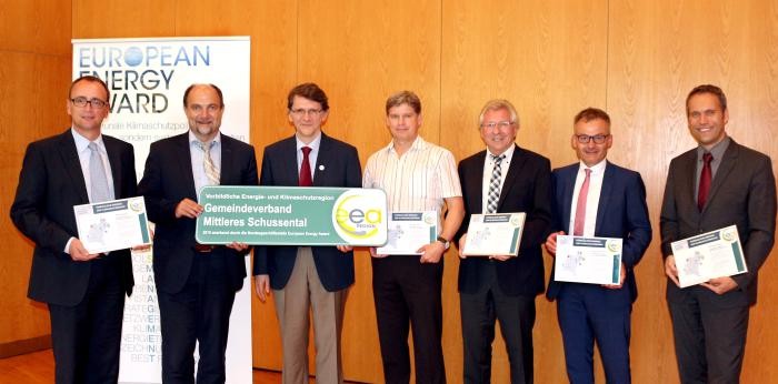 Sechs Bürgermeister und Oberbürgermeister nehmen die Auszeichnung im Kultur- und Kongresszentrum entgegen.