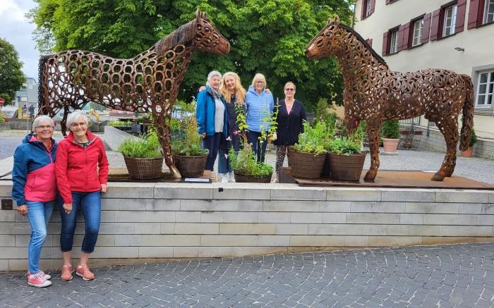 Die sechs Frauen der Initiative, im Hintergrund die beiden tonnenschweren Pferde aus Hufeisen