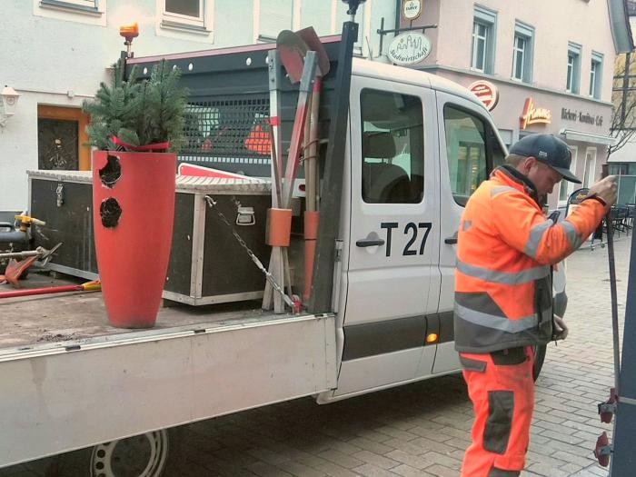 Ein Mitarbeiter des städtischen Baubetriebshofes bereitet einen beschädigten Kübel zum Abtransport vor.