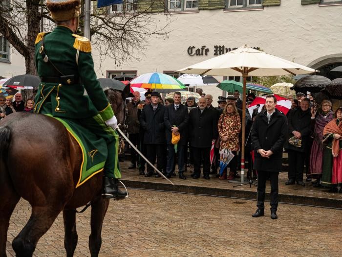 OB Moll bei der Neujahrsbegrüßung 2023 auf dem Löwenplatz, links die Stadtgarde. Im Hintergrund Mitglieder der Stadtverwaltung, des Gemeinderates und weitere Ehrengäste.