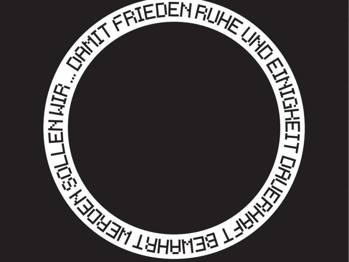 Der Künstler Marbod Fritsch will mit dem unvollständigen, kreisrund in Großbuchstaben auf den Boden geschriebenen Satz "Damit Frieden, Ruhe und Einigkeit dauerhaft bewahrt werden, sollen wir…“ zum Nachdenken anregen.