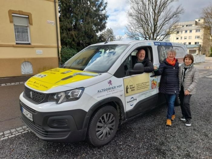 Die Ehrenamtlichen Sieglinde Zimmer-Meyer, Bruno Sauter und Mathilde Berger stehen vor dem geräumigen Fahrzeug, das für bestimmte Fahrten, etwa zum Arzt, gebucht werden kann.