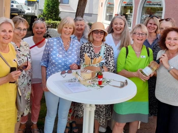 Gruppenfoto der neun angagierten Frauen von Lebendiges weingarten mit Heieke Betz, die den Sektausschank ermöglicht hat, und der städtischen Abteilungsleiterin Annette Mehrle