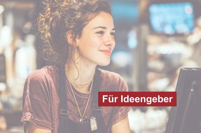 Ideengeberin Eine junge Unternehmerin, die einen potentiellen Gast freundlich anlächelt