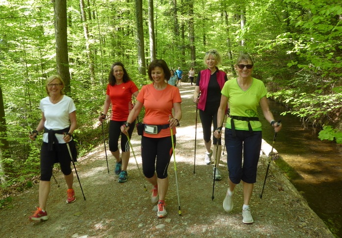 Fünf Walkathon-Teilnehmerinnen im Wald am Stillen Bach